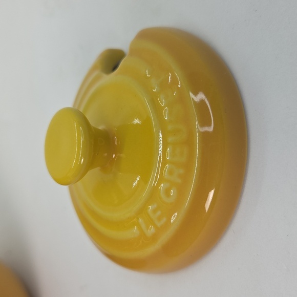 Le Creuset Yellow Ombre Ceramic Honey Pot with Wooden Dipper And Lid - Picture 15 of 16